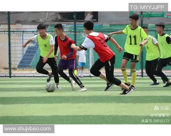 星空下的足球梦 女孩子与激情运动的完美融合 星空下的足球梦 女孩子与激情运动的完美融合