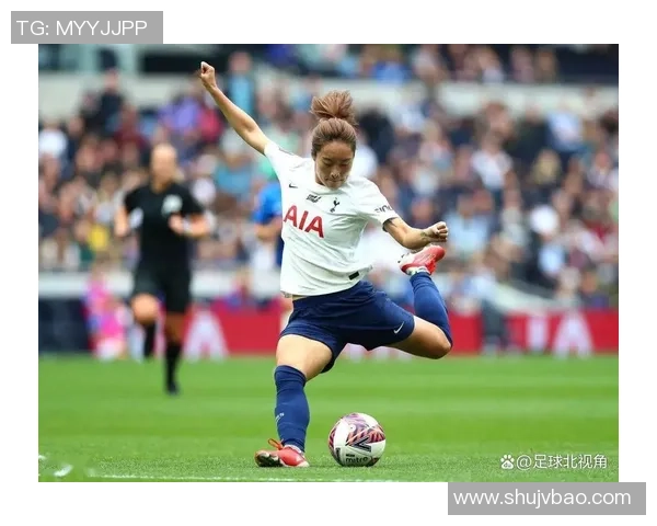 美女偶遇足球球星现场互动瞬间引发粉丝狂热反应惊艳全场 美女偶遇足球球星现场互动瞬间引发粉丝狂热反应惊艳全场