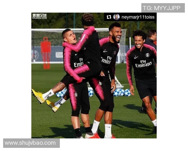 穿薄足球袜的球星揭秘 他为何选择如此独特的装备风格 穿薄足球袜的球星揭秘 他为何选择如此独特的装备风格